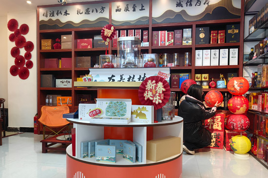 城区烟草协助零售户打造“年味主题” 侯明霞摄