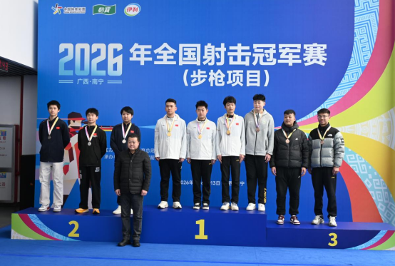 男子10米氣步槍（團體）頒獎儀式。粟瀟攝