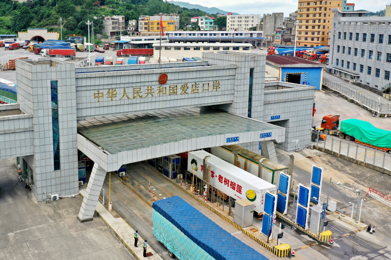 愛店口岸出入境車輛有序排隊通關。向希旺攝