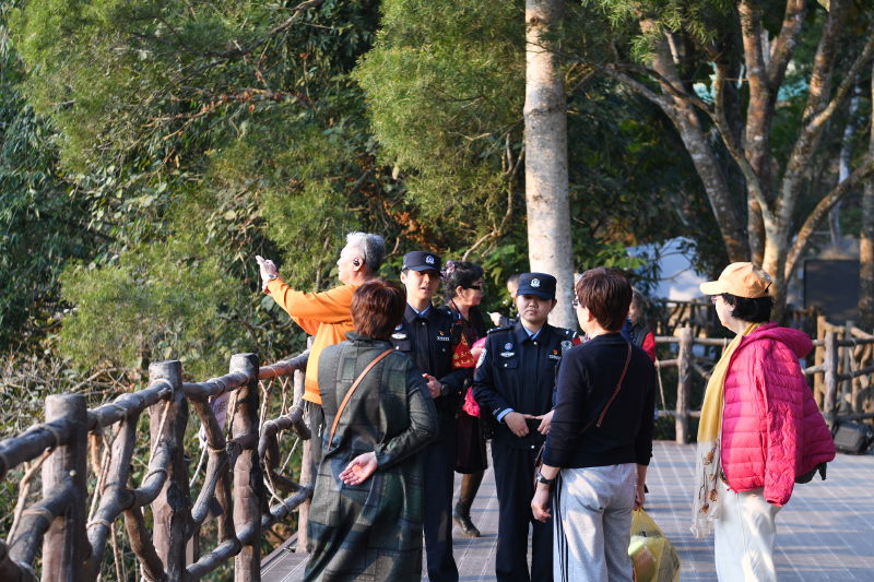 廣西邊檢總站移民管理警察在景區為游客提供咨詢服務。博林攝