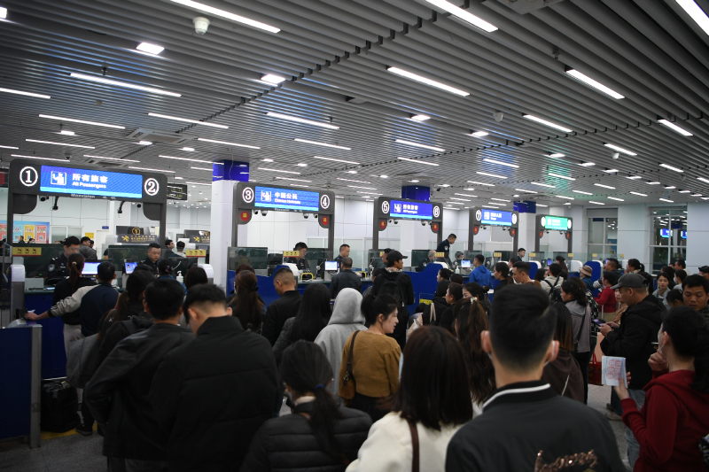 廣西邊檢總站移民管理警察驗放出入境旅客。博林攝
