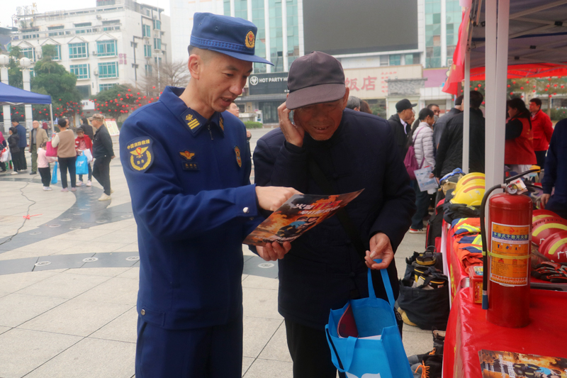 消防员对老人家普及消防知识。罗帮勇摄