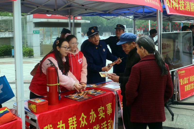 志愿者发放消防资料。罗帮勇摄