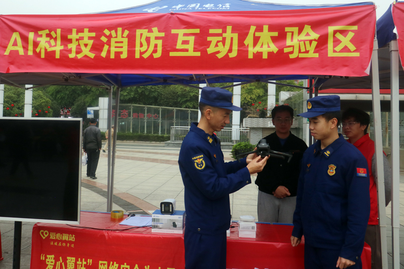 消防员在学习无人机。罗帮勇摄