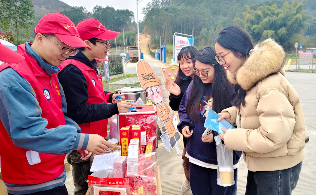 与乘客进行问答互动、有奖竞猜。岑佩娟摄