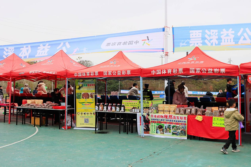 赛场外的特色产品展销。广西体育局供图