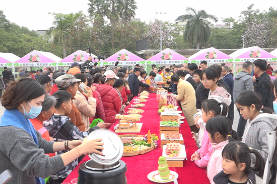 芭乐和特色农产品展销现场。汤舒静摄