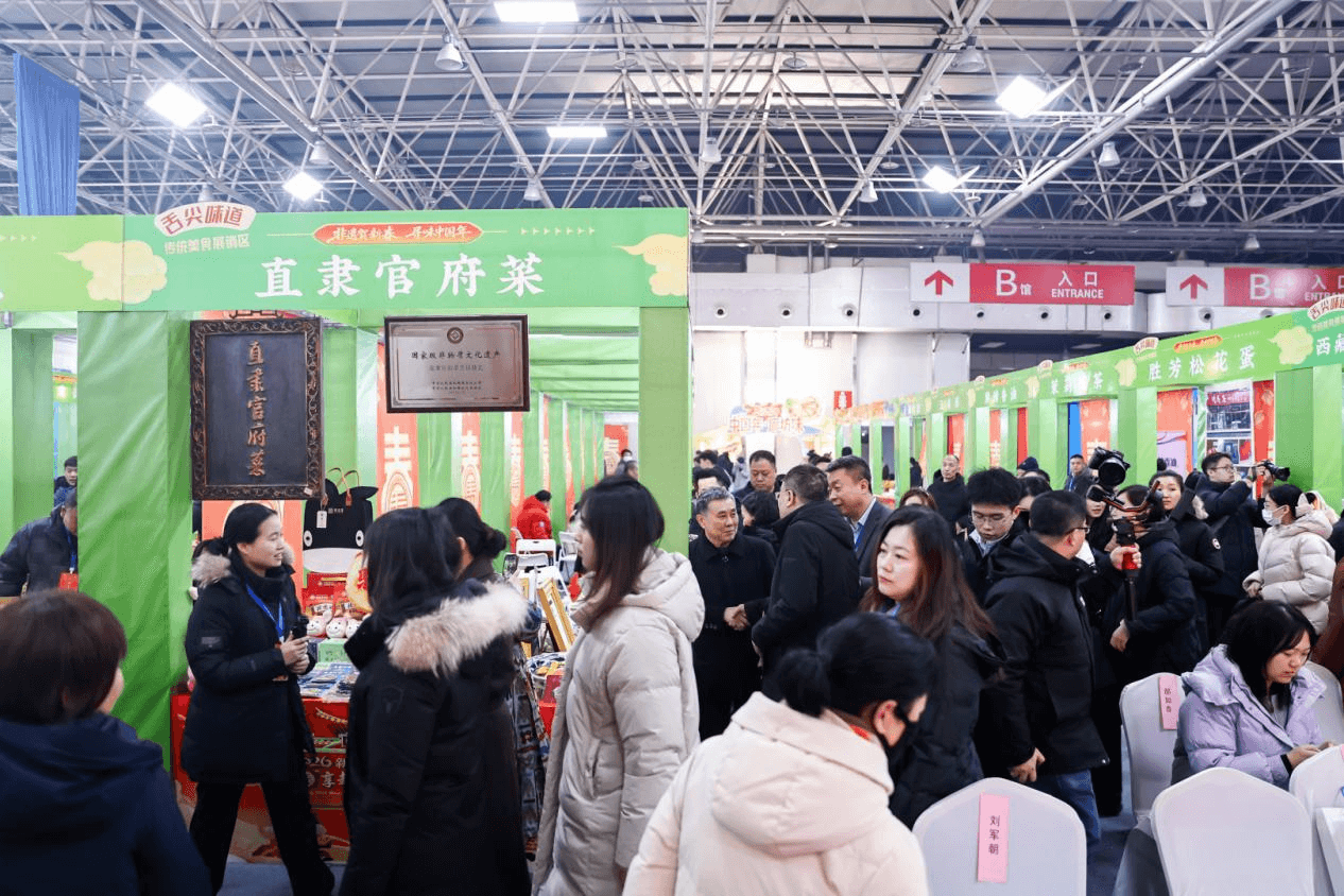 市民游客打卡廊坊国际年货节