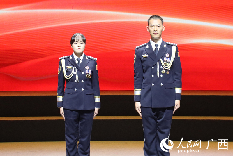 “最美基層民警”楊柳、何偉峰。人民網 劉璐瑤攝