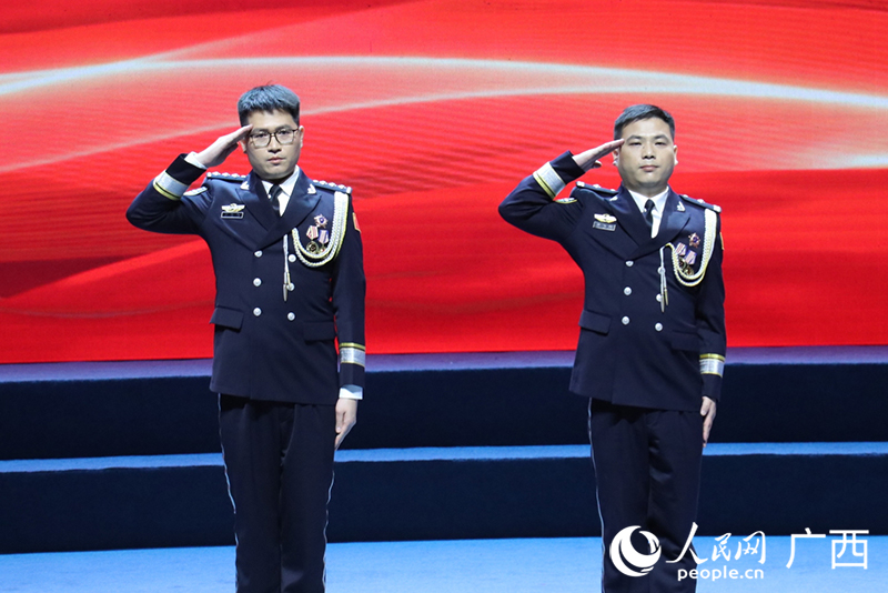 “最美基層民警”甘國良、羅飛翔。人民網 劉璐瑤攝