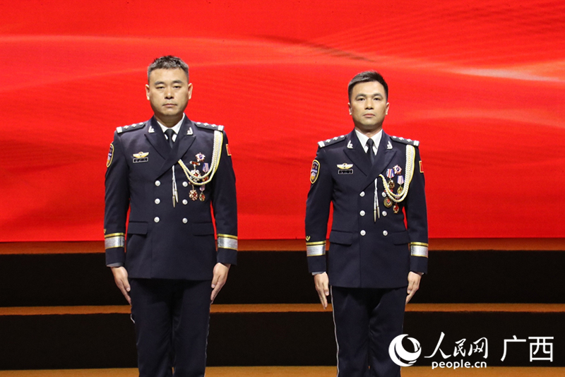 “最美基層民警”鄢映東、陳帥安。人民網 劉璐瑤攝