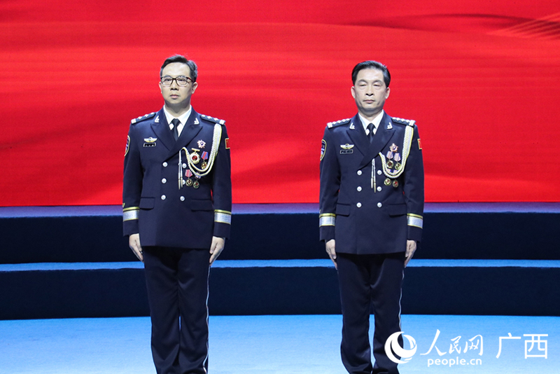 “最美基層民警”趙必鋒、韋德信。人民網 劉璐瑤攝