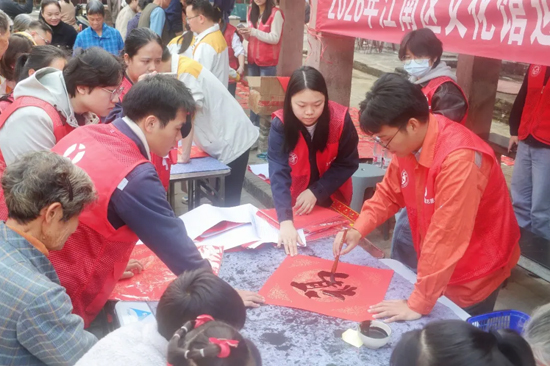 “翰墨迎春”送春联活动现场