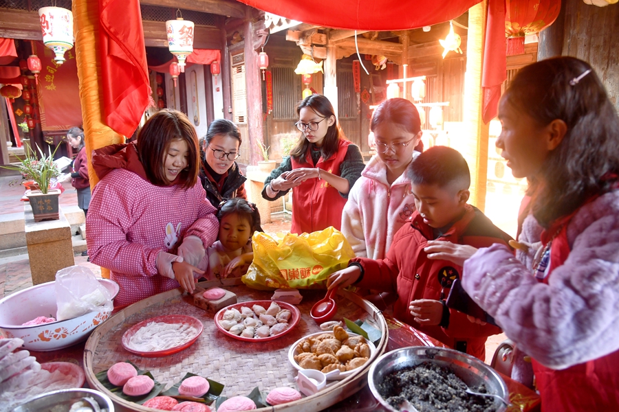 志愿者们在泉港区后龙镇涂坑古民居百万大厝内，带领大家体验红团、口酥制作过程