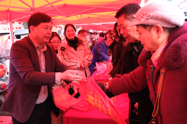发放就业宣传资料。蒋家红摄