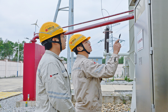 黄振华开展运维工作。岑永祺摄