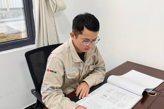 黄振华利用工作空隙进行学习提升。岑永祺摄