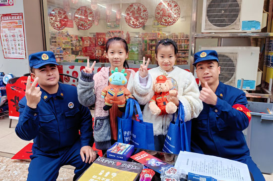 图为消防宣传员与居民现场互动，何小翠摄