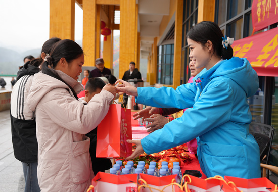 志愿者为返乡人员送上暖心礼包