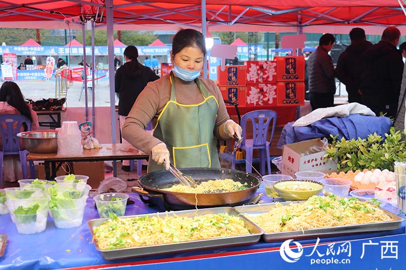 市集上特色美食雲集。人民網 劉璐瑤攝