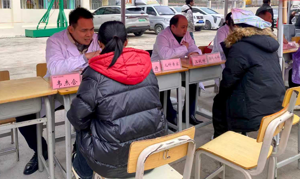 圖為專家現場講解、普及健康知識。河池市人民醫院供圖