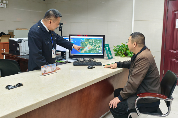 烟草政务服务窗口工作人员利用数字化平台耐心讲解办证政策。陈志连摄