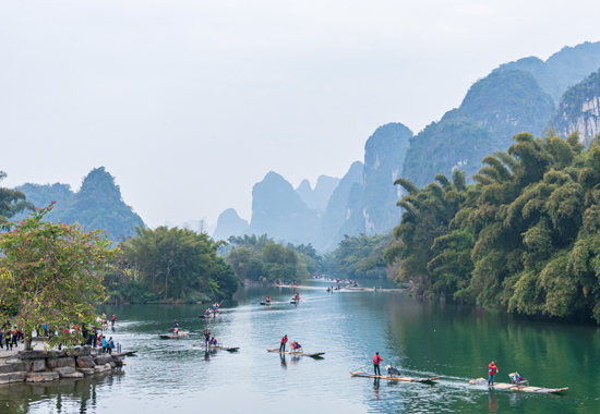 2月2日，工农桥附近，遇龙河上络绎不绝的竹筏。