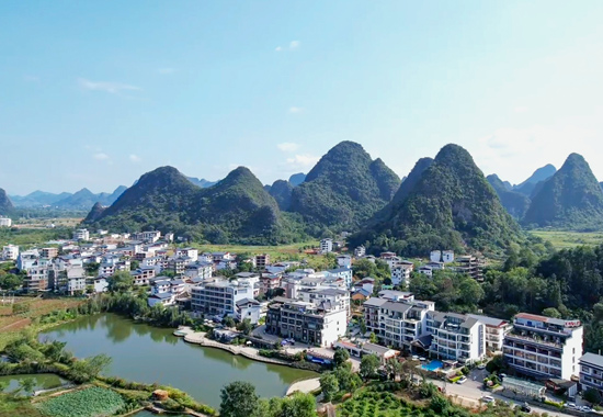 自然条件优越、环境优美、秩序井然的阳朔镇鸡窝渡村。