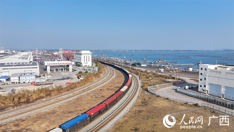 列車穿梭在欽州港。人民網記者 雷琦竣攝