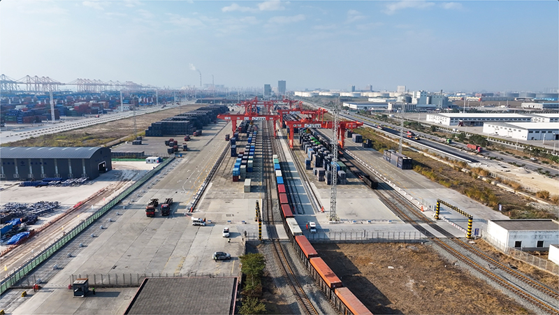 列車駛入欽州港。廖才立攝