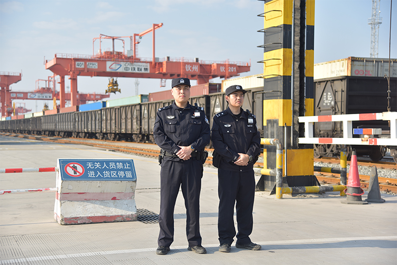 民警在欽州港鐵路道口執勤。廖才立攝