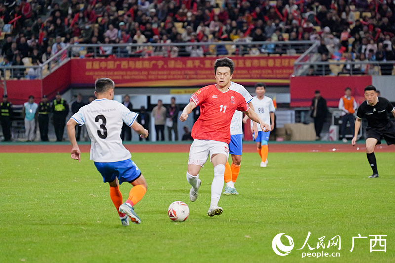 場上激戰正酣。人民網 梁章暉攝