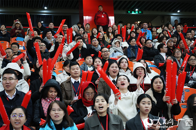 觀眾席上歡呼聲不斷。人民網 韋歡攝