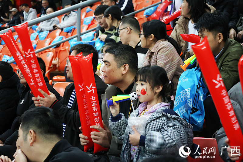 認真觀賽的“小球迷”。人民網 韋歡攝