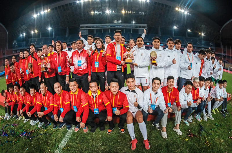 越南海防市隊與中國廣西隊賽后合影。廣西體育局供圖