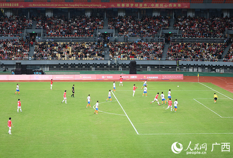 足球比賽現場。人民網 韋歡攝