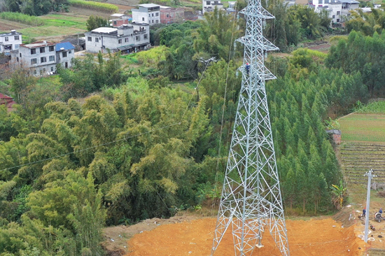 2月1日，南方电网广西柳州柳城供电局组织施工队伍有序开展10千伏电网线路改造作业。马聪摄