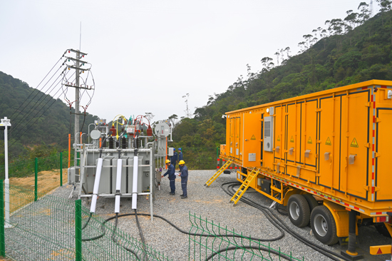 南方电网广西玉林供电局工作人员正开展35千伏云飞嶂临时变电站投运工作。黄胤摄