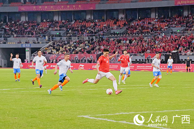 射門精彩瞬間。人民網 梁章暉攝