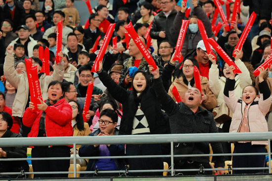 现场观众手持体彩助威棒为比赛加油。广西体彩供图