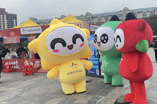 “乐小星”同时登场巡游。广西体彩供图