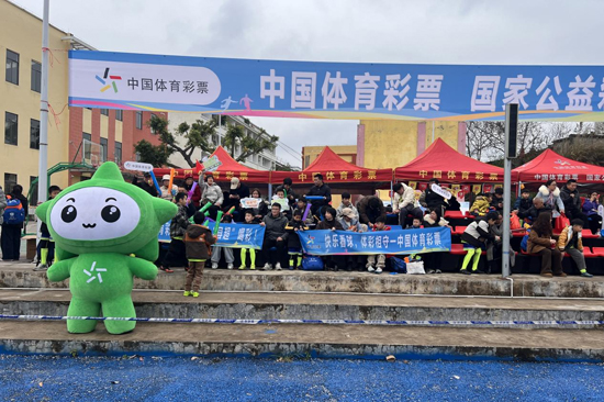 “体彩助威团”为“县超”喝彩。广西体彩供图