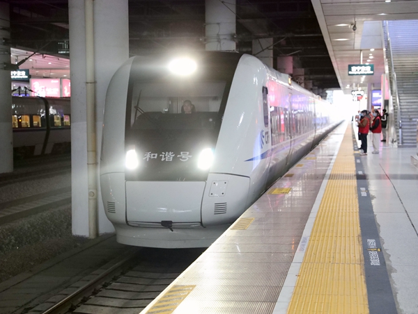 返鄉專列緩緩開進南寧東站。麥竹嫻攝