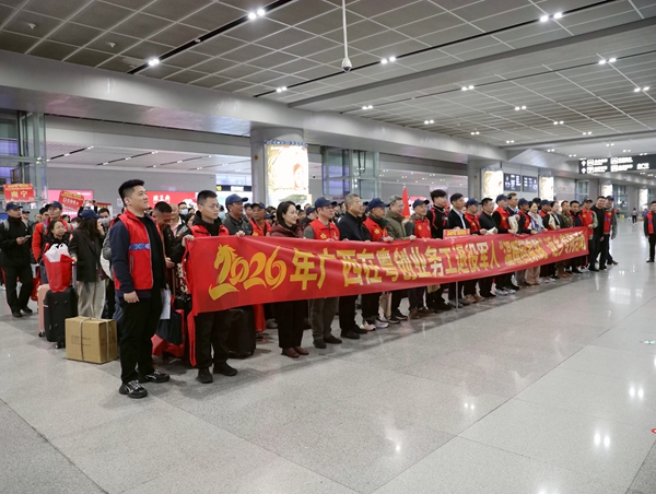 圖為返鄉專列緩緩開進南寧東站。麥竹嫻攝