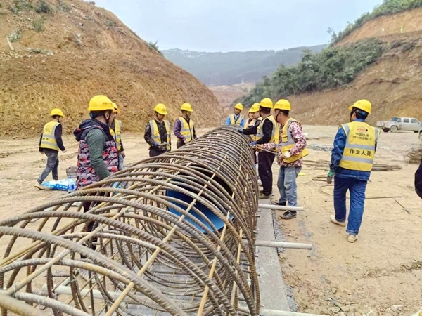 尾矿库排水管建设。覃伟摄