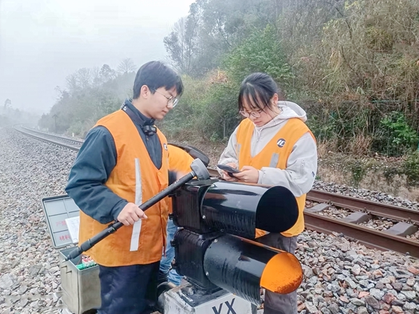 该段职工在进行全要素电缆径路打点，绘制电缆径路图。李相龙摄