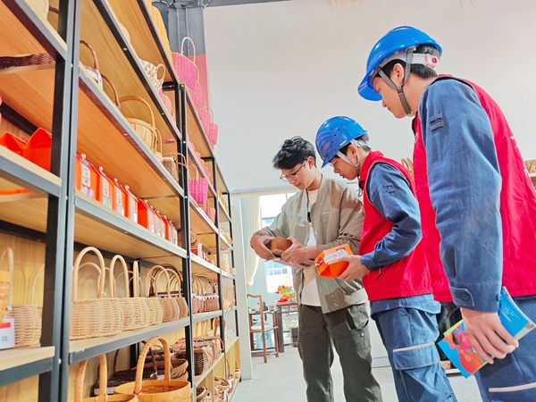 服务队员向企业管理人员了解企业的生产情况及用电需求。方天学摄