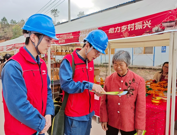 服务队员向群众宣传安全用电知识。方天学摄