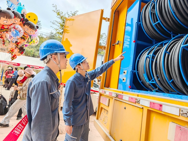 工作人员提前检查、调试好发电车。方天学摄