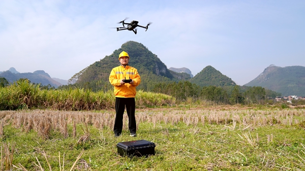 職工在湘桂鐵路平塘站操作無人機設備。蔡星宏攝